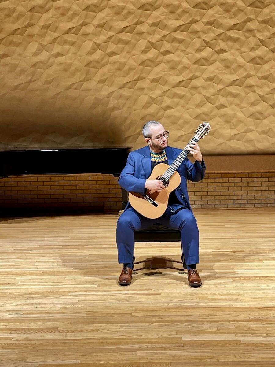 Andrés Arcila performing solo classical guitar
